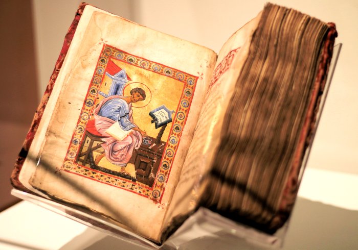 A 13th century Bible in a museum. Image by Lawrence Lew OP, CC-BY-NC-ND 2.0, https://www.flickr.com/photos/paullew/22933274313/