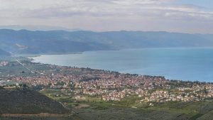 Lake İznik near Nicea. Image by Arif miletli, CC-BY-SA 4.0, https://commons.wikimedia.org/wiki/File:%C4%B0znik%27e_panoramik_bir_bak%C4%B1%C5%9F.jpg
