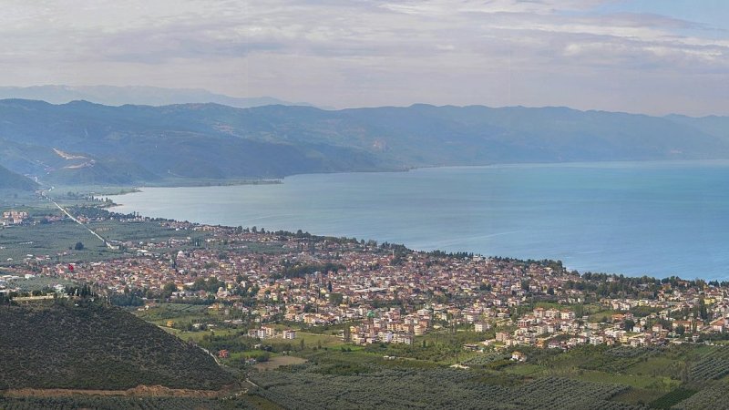 Lake İznik near Nicea. Image by Arif miletli, CC-BY-SA 4.0, https://commons.wikimedia.org/wiki/File:%C4%B0znik%27e_panoramik_bir_bak%C4%B1%C5%9F.jpg