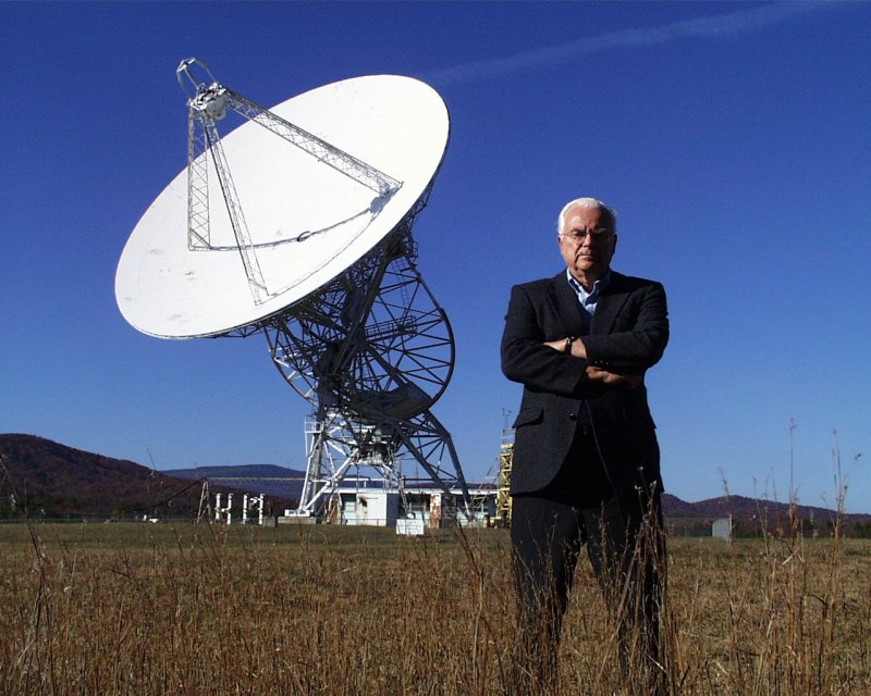 Frank Drake at the Green Bank Observatory in 1999. Image by the Observatory, CC-BY-NC-ND 2.0, https://flickr.com/photos/greenbankobservatory/53645847025/in/album-72177720316125807